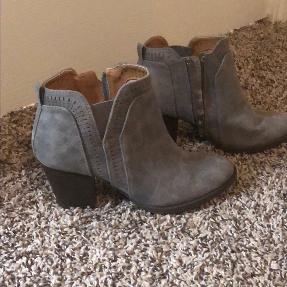 Cute gray booties!!